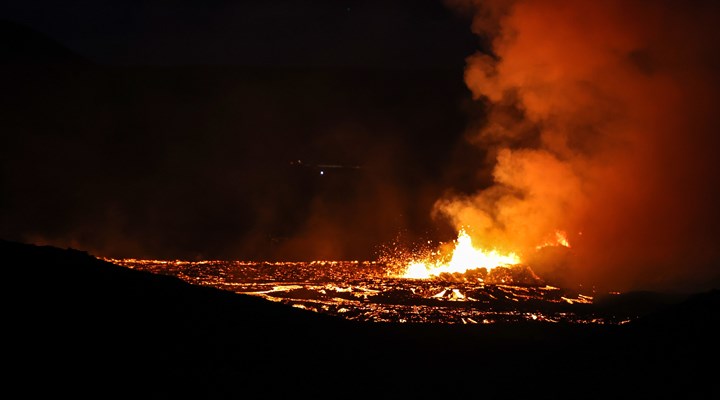İzlanda'da volkanik patlamanın yaşandığı bölgede lav akışı sürüyor
