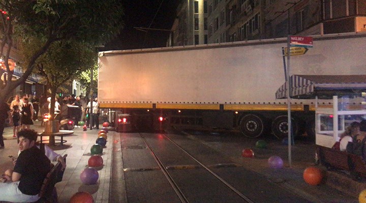 Sokakta sıkışan tır, Kadıköy trafiğini felç etti