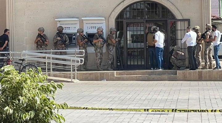 Antalya'da bir banka şubesinin müdürü rehin alındı: Silahlı şahıs gözaltına alındı