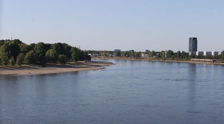 Uzmanlar uyardı: Aşırı sıcaklar Almanya'da Ren Nehri'ni kurutuyor