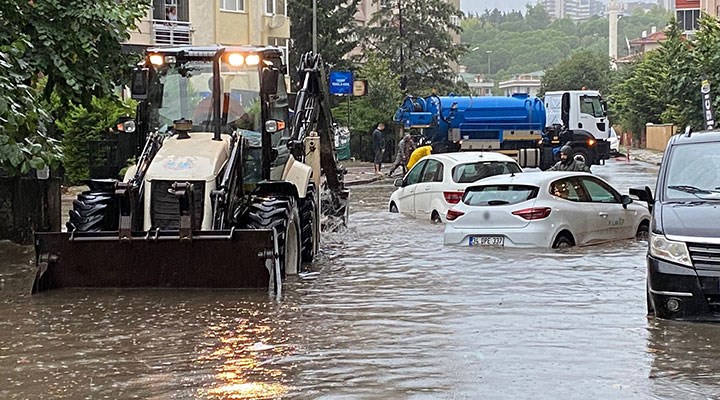 Marmara'yı sağanak vurdu: Araçlar suya gömüldü, ağaçlar devrildi
