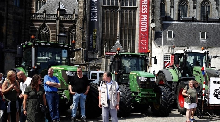 Hollandalı çiftçilerin protestoları devam ediyor: 100’den fazla gözaltı