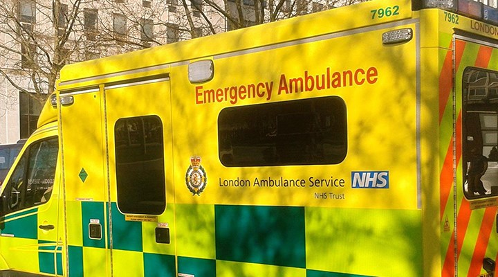 İngiltere'de düşüp yaralanan 90 yaşındaki kadın 40 saat ambulans bekledi