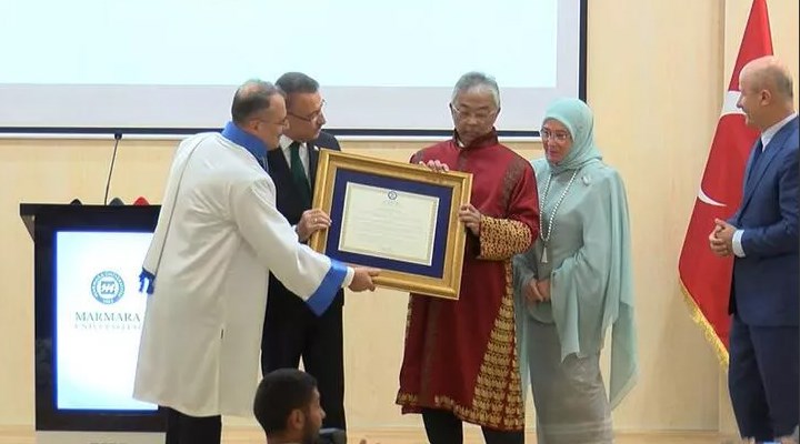 Marmara Üniversitesi, Malezya Kralı Abdullah Şah'a fahri doktora verdi