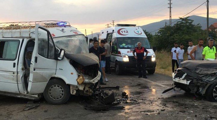 Amasya'da tarım işçilerini taşıyan minibüs kaza yaptı, 20 kişi yaralandı