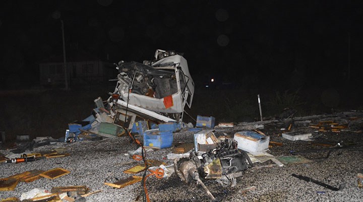 Muğla'da arı yüklü kamyon ve otomobil çarpıştı: 5 ölü, 3 yaralı