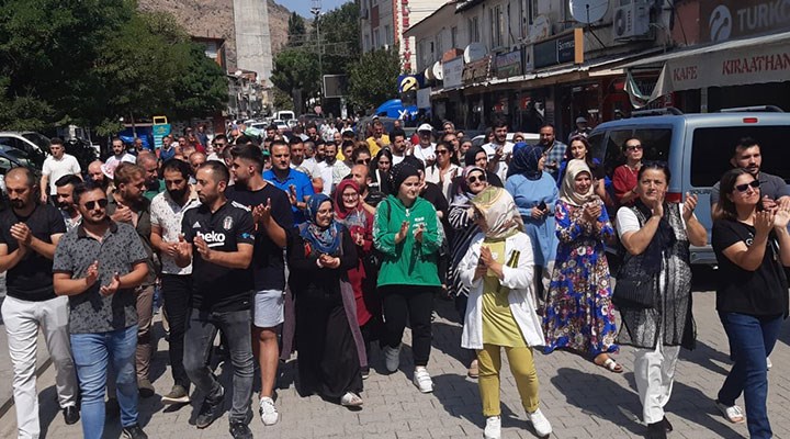 Yusufeli’nin taşınma krizi sürüyor: Esnaf kepenk kapattı, halk yürüyüşe geçti