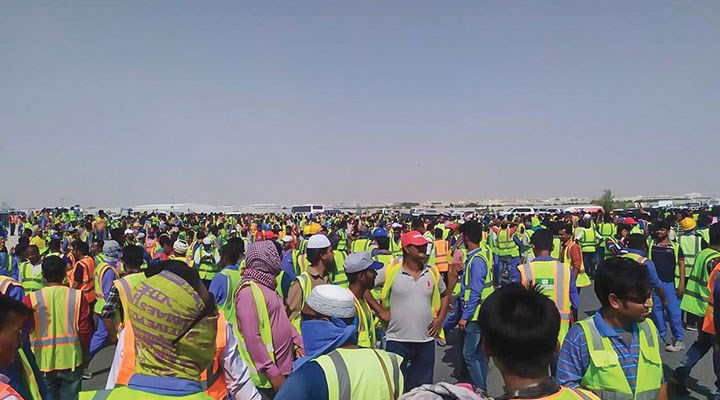 Katar, ücretlerinin ödenmemesini protesto eden göçmen işçileri sınır dışı etti