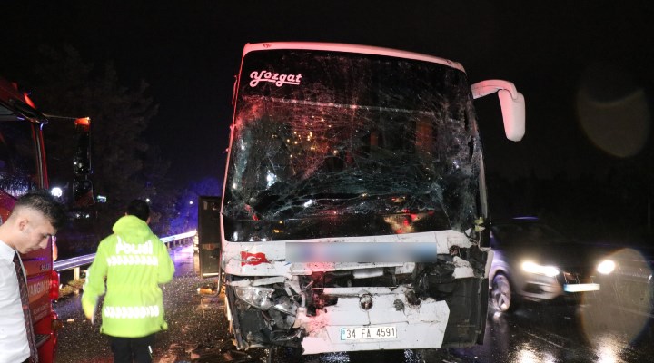 Sakarya’da yolcu otobüsü tıra çarptı: 25 yaralı