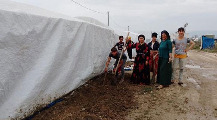 Bursa'da sağanak: 320 işçinin kaldığı 80 çadırı su bastı