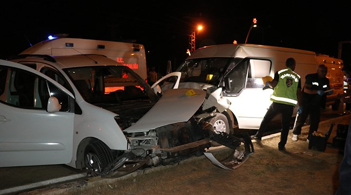 Göçmen kaçıran minibüs ile kamyonet çarpıştı: 1 ölü, 13 yaralı