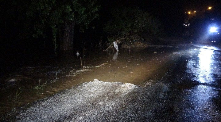 Şiddetli yağış sonrası Çanakkale’de köy yolu göçtü