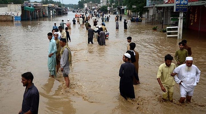 Pakistan’da tablo ağırlaşıyor: 1033 kişi öldü