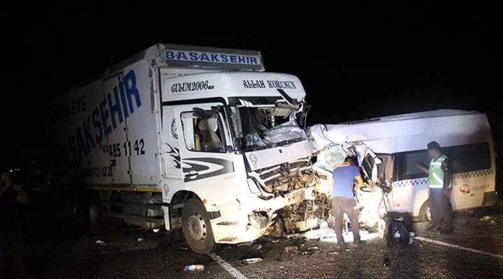 Sivas'ta minibüsle kamyon çarpıştı: 8 ölü, 9 ağır yaralı