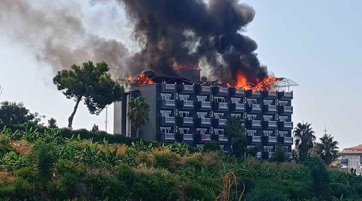 Alanya'da bir otelin çatısında yangın çıktı