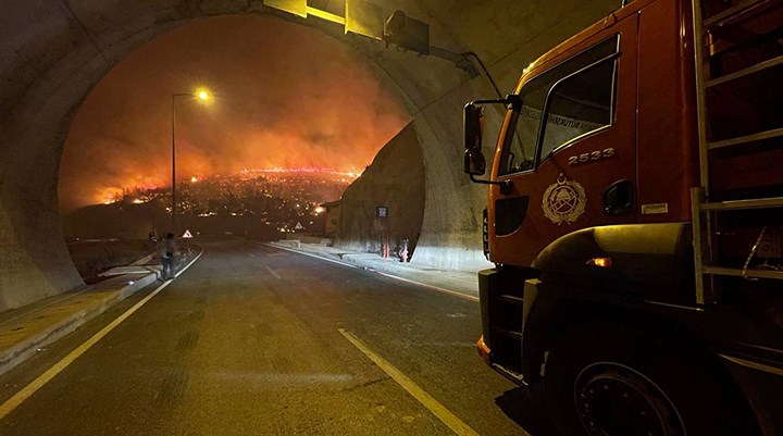 Mersin'de yangın: Evler tahliye edildi, kara yolu ulaşıma kapatıldı