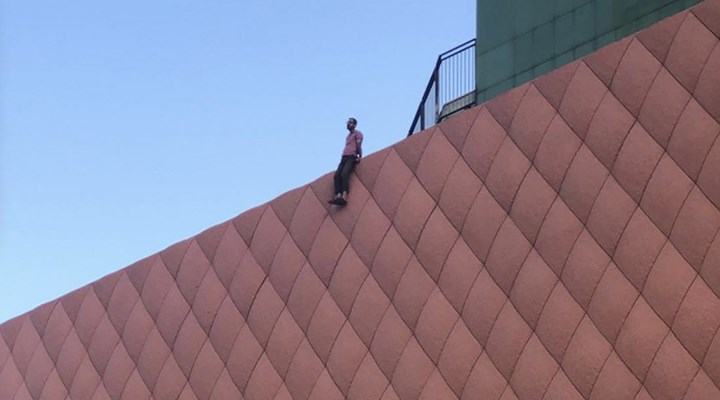 Antep'te bir kişi AVM'nin çatısından atlayarak yaşamını sonlandırdı