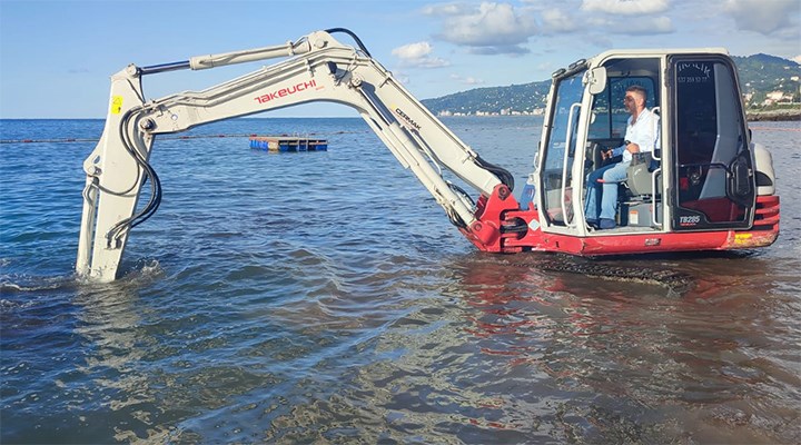 Rize'de 120 bin liralık kolyesini denize düşüren turist, 20 bin liraya iş makinası kiraladı