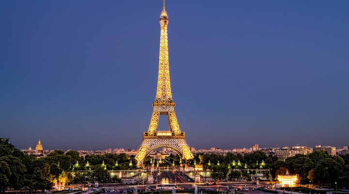 Paris Belediyesi'nden enerji tasarrufu kararı: Eyfel Kulesi'nin ışıkları erken söndürülecek