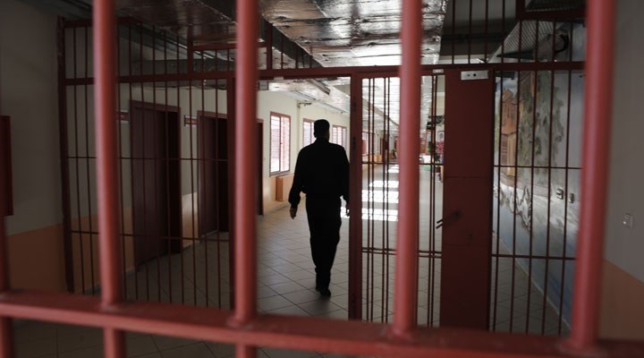 Cezaevi idaresi ‘yargı dağıtıyor’