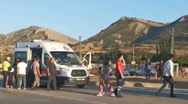 Tokat'ta okul servisi ile hafif ticari araç çarpıştı: 10 yaralı
