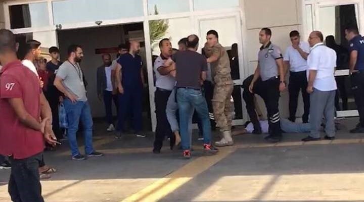 İstirahat raporu talebine olumsuz yanıt alan kişi, güvenlik görevlilerine saldırdı