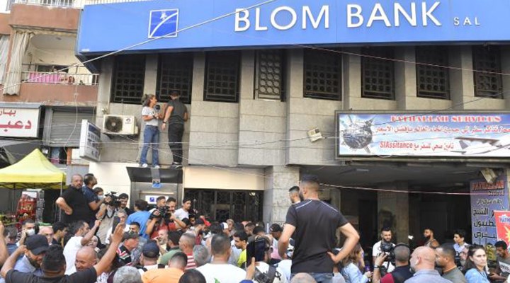 Lübnan'da bankalara baskın