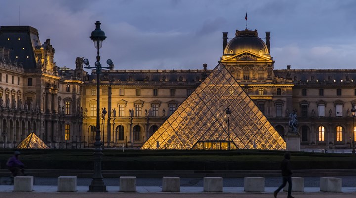 Fransa'da enerji tasarrufu adımları: Louvre Müzesi'nin piramidi erken söndürüldü