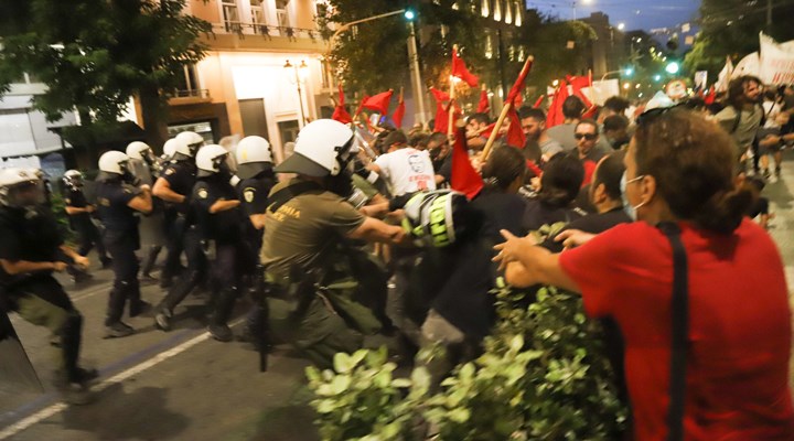 Yunanistan'da polis şiddetini protesto eden öğrencilere polisten sert müdahale
