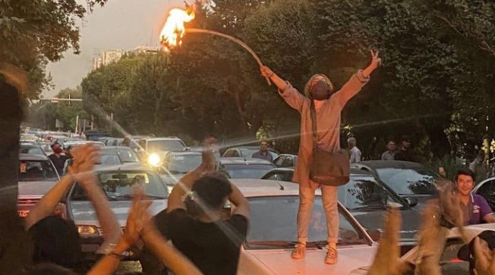 İran'da Mahsa Amini için başlayan gösteriler 5'inci gününde: Kadınlar başörtülerini yakıyor