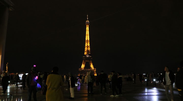 Fransa'da enerji tasarrufu kararı: Eyfel Kulesi'nin ışıkları erken söndürüldü