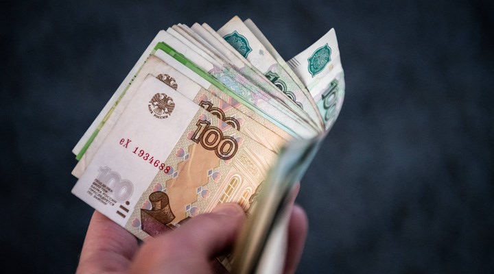 Rus rublesi, dolar ve euro karşısında değer kazanmaya devam ediyor