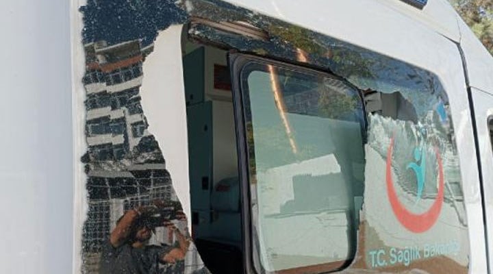 Kendisi için gelen sağlık görevlisinin kaburgasını, ambulansın da camını kırdı