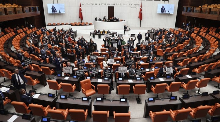 CHP'li vekillerden Meclis Genel Kurulu'nda 'Sansür Yasası' protestosu