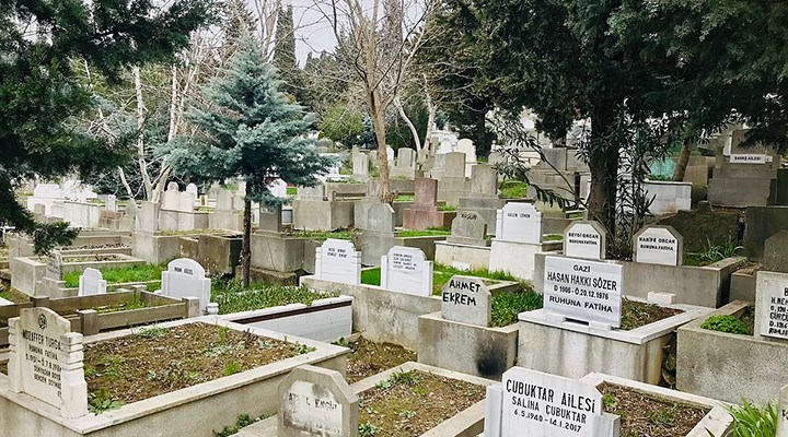 Feriköy Mezarlığı'nda bir kişi, ağaca asılı vaziyette ölü bulundu