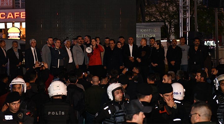 MHP'li vekil kardeşlik festivalinde sahneyi bastı, tehditler savurdu: Azdan az, çoktan çok gider!