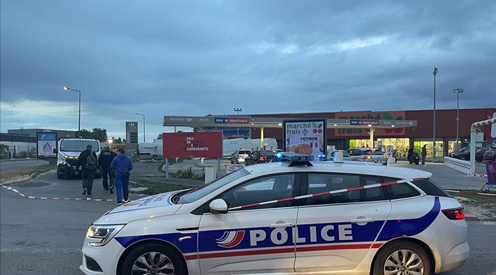 Fransa'da akaryakıt istasyonunu "işgal eden" gençler, benzini belirledikleri fiyattan sattı