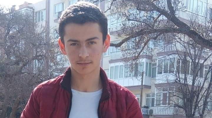 17 yaşındaki Emre Koç, staj yaptığı atölyede üzerine suntaların devrilmesiyle yaşamını yitirdi
