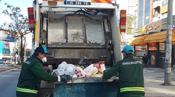 İzmir'de, konteyner temizleme aracı ile kepçe arasında kalan işçi hayatını kaybetti