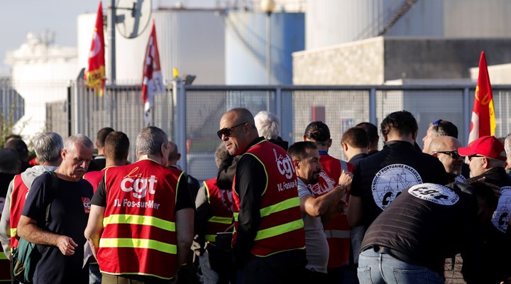 Fransa'da petrol rafinerileri grevlerine devam kararı çıktı