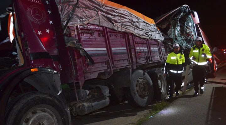 Amasya'da yolcu otobüsü ve TIR çarpıştı: 2 can kaybı, 20 yaralı