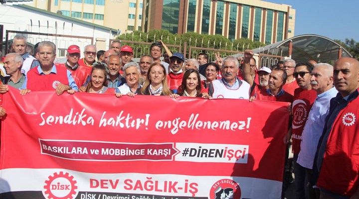 DEÜ Hastanesi’nde sürgün protesto edildi: Yapılan tümüyle haksız ve hukuksuzdur