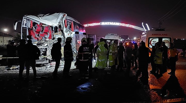 Batman'da yolcu otobüsü, kamyona çarptı: 1 ölü, 22 yaralı