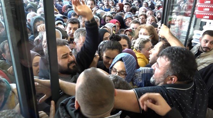 Bursa'da 'indirim' izdihamı: Binlerce kişi kuyruk oluşturdu, trafik kilitlendi