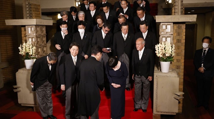 Japon Bakan, 'Moon Tarikatı' ile ilişkisi nedeniyle istifa etti