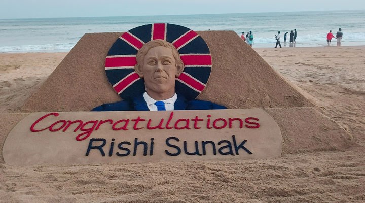 Hindistan'da Rishi Sunak’ın kumdan heykeli yapıldı
