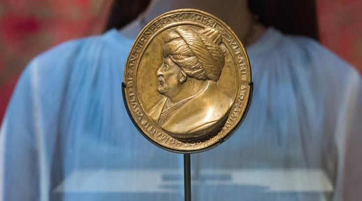 İBB, dünyada sadece 4 nüshası bulunan Fatih Madalyonunu satın aldı