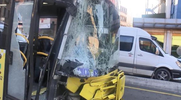 Kadıköy'de kaza: İETT otobüsü bir otomobil ve müzenin duvarına çarptı