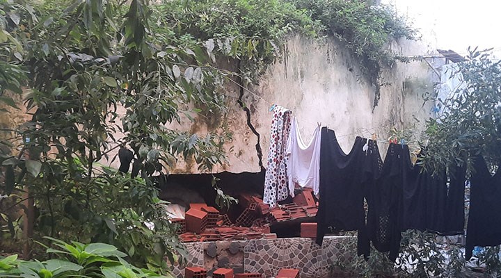 Beyoğlu’nda 6 katlı bir binanın istinat duvarı çöktü