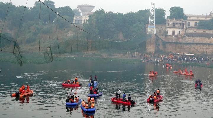 Hindistan’da asma köprünün çökmesi nedeniyle ölenlerin sayısı 141’e yükseldi